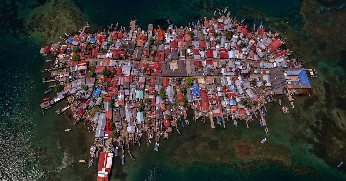 Overbevolkt eiland zakt weg in de zee, inwoners verhuizen naar vasteland Panama